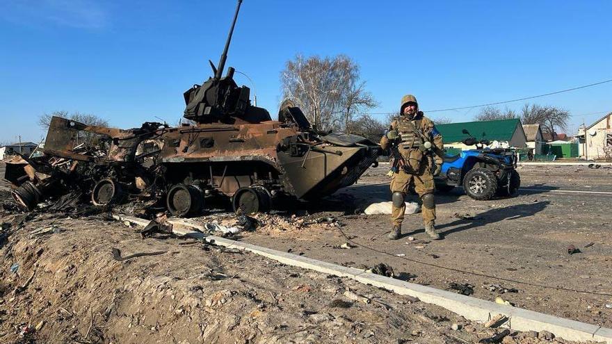 Un miembro del Batallón Azov ucraniano delante de un tanque ruso destruido, cerca de Mariúpol (Fuerzas Armadas de Ucrania)