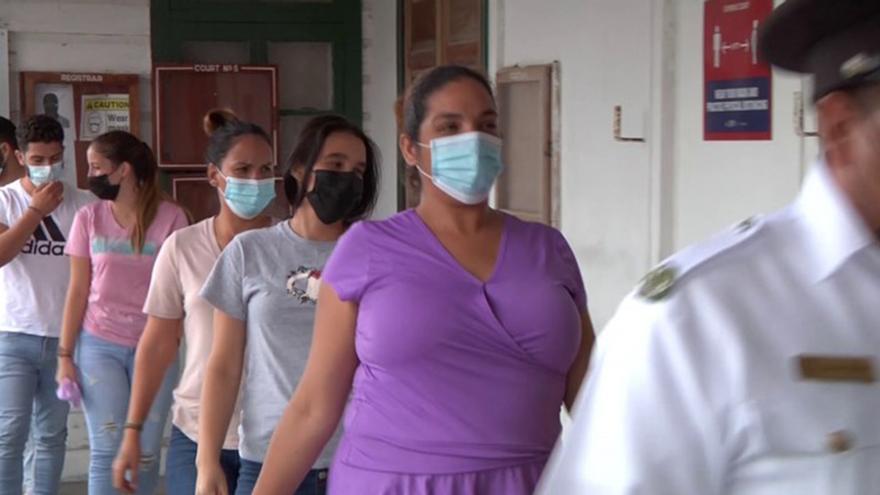 Un grupo de cubanos en Belice antes de saber que serían expulsados por ingresar ilegalmente. (Facebook/Estereo Amor Belize)