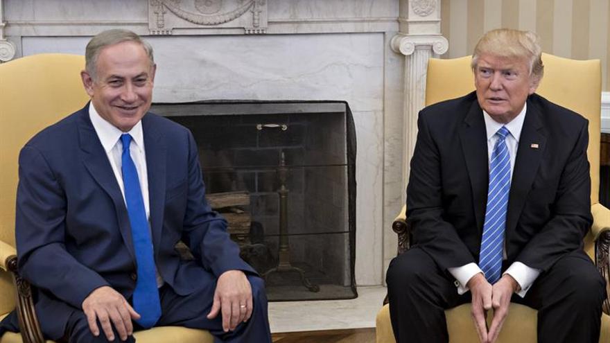 El primer ministro israelí, Benjamín Netanyahu, opinó este miércoles que el liderazgo del presidente estadounidense, Donald Trump, permitirá que "retroceda la oleada del Islam radical" en Oriente Medio.(EFE)