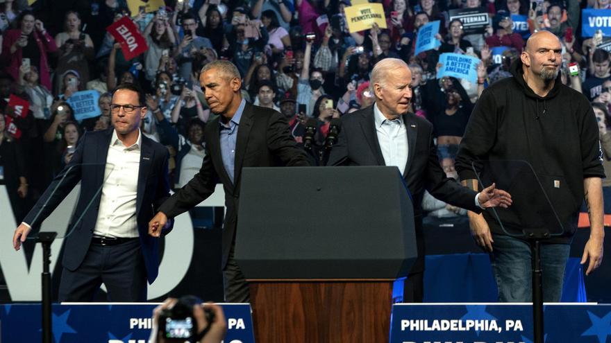 Joe Biden junto al ex presidente Barack Obama en el mitin de Pennsylvania este domingo. (EFE/EPA/WILL OLIVER)