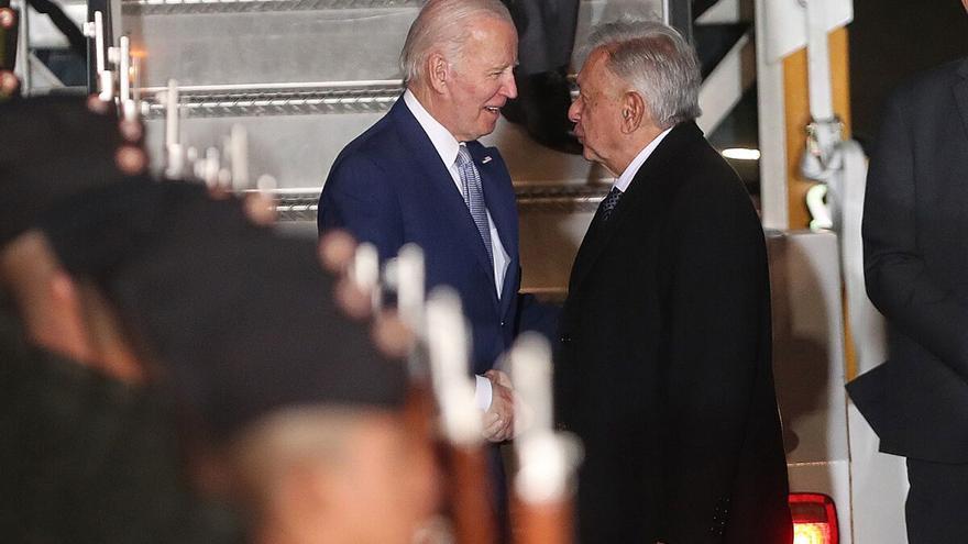 Biden y el presidente mexicano se estrecharon la mano a pie de pista, conversaron unos minutos y posteriormente abordaron juntos la Bestia. (EFE)