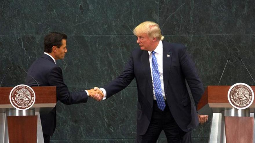 El presidente electo Donald Trump saluda a su homólogo mexicano Enrique Peña Nieto. (EFE)