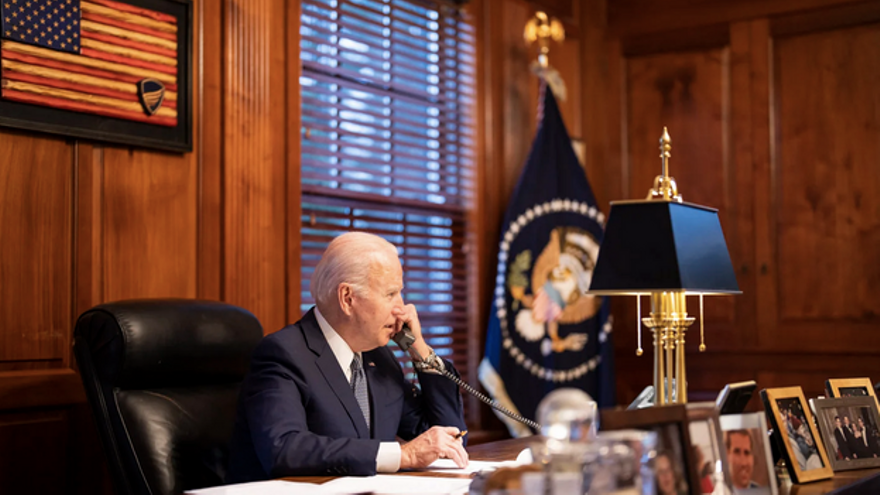 El presidente estadounidense, Joe Biden, durante una conversación telefónica en la Casa Blanca. (EFE/EPA/Adam Schultz/The White House)