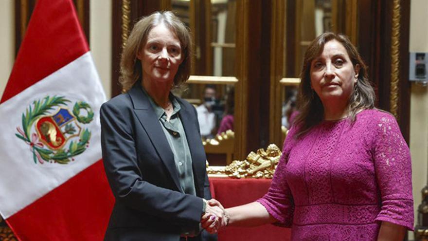 La presidenta Dina Boluarte junto a la embajadora de EE UU en Perú, Lisa Kenna, en una reunión tras la toma de poder. (Presidencia Perú)