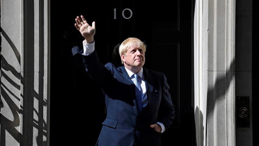 Boris Johnson, delante del número 10 de Downing Street, su residencia oficial. (EFE).jpg