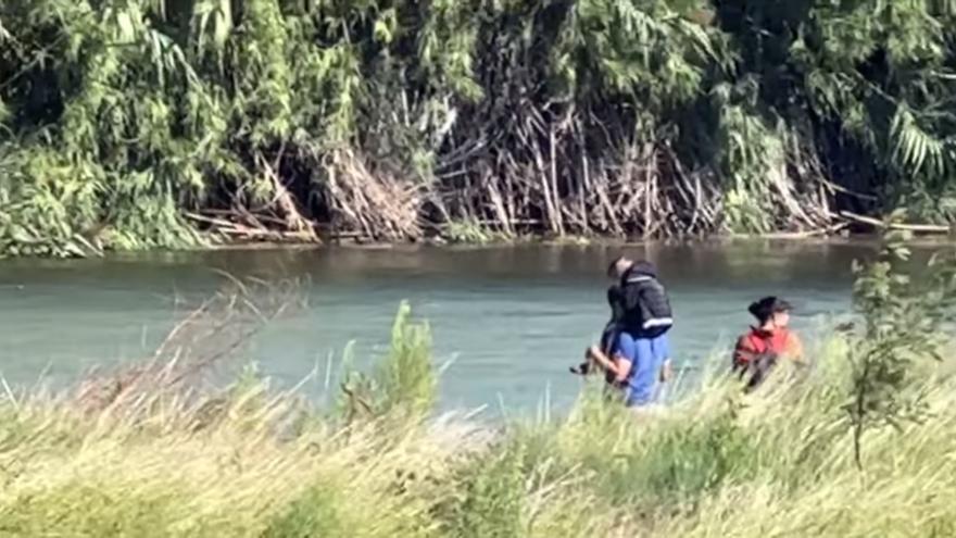 Este sábado fueron captados varios venezolanos cruzando el Río Bravo a pesar de que EE UU ha anunciado que serán expulsados y retornados a México. (Captura)