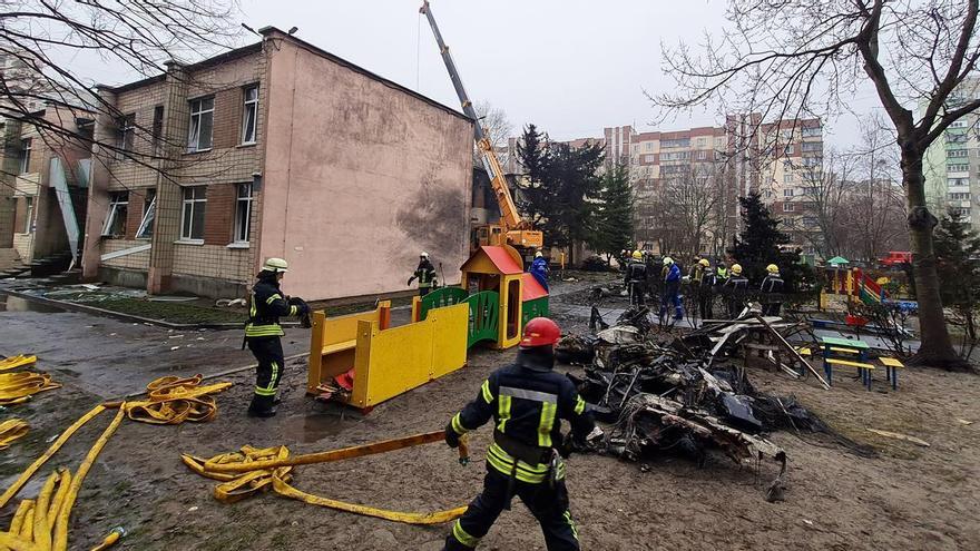 Los servicios de rescate trabajan en el lugar del accidente de un helicóptero en Brovary, cerca de Kiev, este miércoles. (Sergey Dolzhenko / EFE)