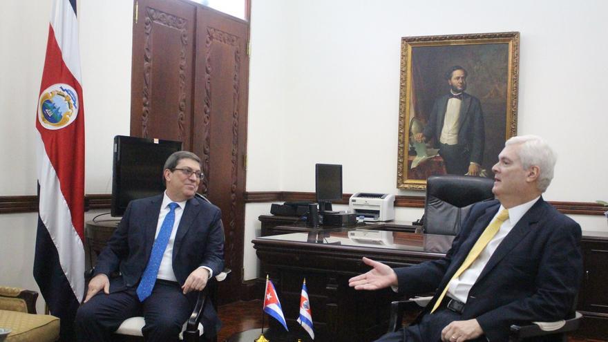 El canciller cubano Bruno Rodríguez con Manuel Ventura, su homólogo costarricense en el momento de la firma de los acuerdos, en 2019. (CB14)