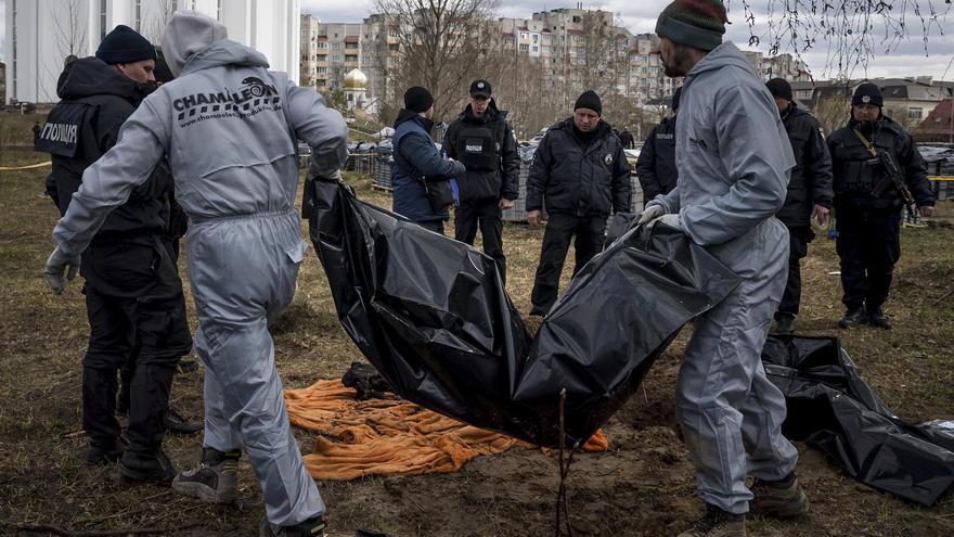 Las autoridades ucranianas hallaron este martes diez cuerpos sin vida más en una fosa común en Bucha, al oeste de Kiev. (EFE/ Miguel Gutiérrez)