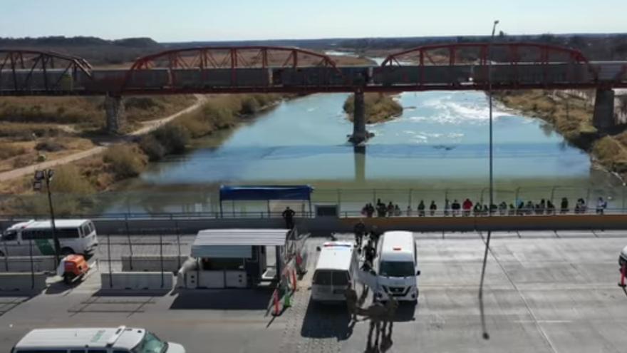 El periodista Auden Cabello tomó videos de varios retornos, un de ellos en el puente fronterizo de Piedras Negras, entre EE UU y México. (Captura)