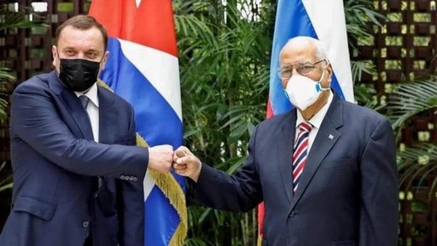 El viceprimer ministro Ricardo Cabrisas, negociador de la deuda cubana, con al vicepresidente del Gobierno ruso, Yuri Borisov. (Ministerio de Relaciones Exteriores)