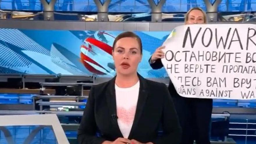 Captura del momento en que Marina Ovsyannikova irrumpe en el informativo clamando contra la guerra en Ucrania. 