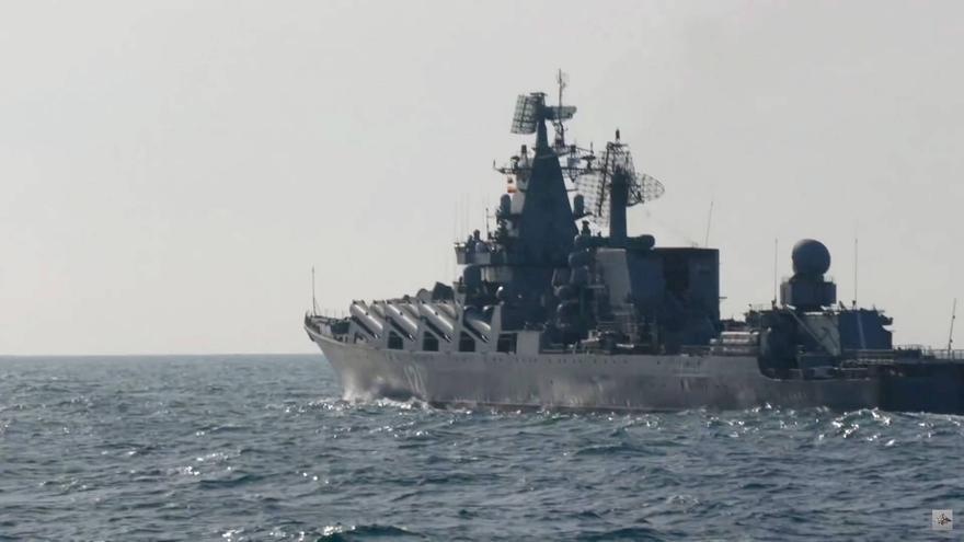 Captura de un video difundido el pasado mes de febrero por el Ministerio de Defensa ruso del buque 'Moskva'. (EFE/EPA/Ministerio de Defensa ruso)