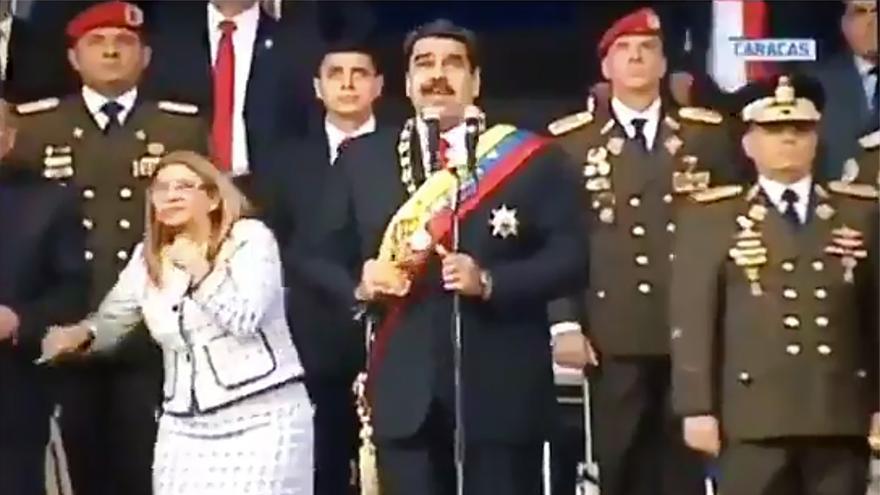 Captura del momento en que pasan los drones que presuntamente intentaban atentar contra Maduro mientras daba un discurso. (TNV)