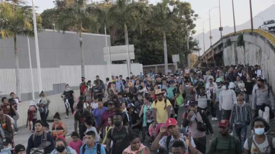 Caravana de migrantes centroamericanos a su paso por el municipio mexicano de Tapachula, en Chiapas. (EFE/Juan manuel Blanco)