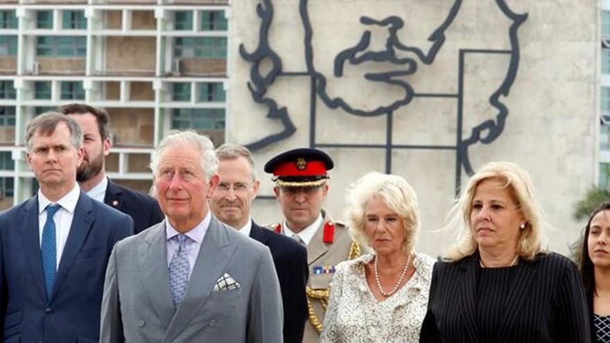 La reina Isabel nunca visitó la Isla, aunque sí lo hizo su hijo, el hoy rey Carlos III, con su esposa Camila. (EFE/ Ernesto Mastrascusa) 