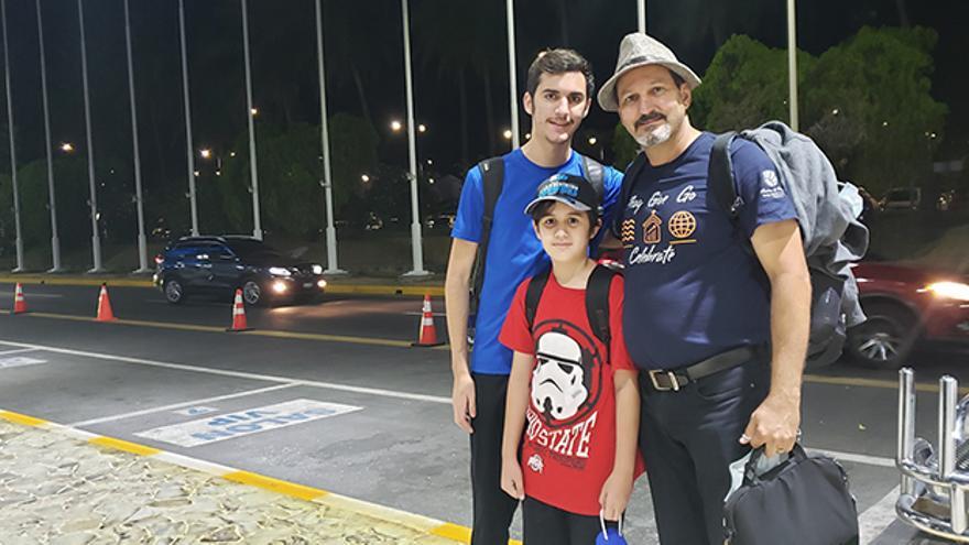 El pastor cubano Carlos Sebastian Hernández Armas y sus hijos afuera del aeropuerto salvadoreño. (Facebook)