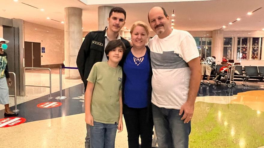 El pastor cubano Carlos Sebastián Hernández Armas junto a su esposa y dos hijos. (Facebook)