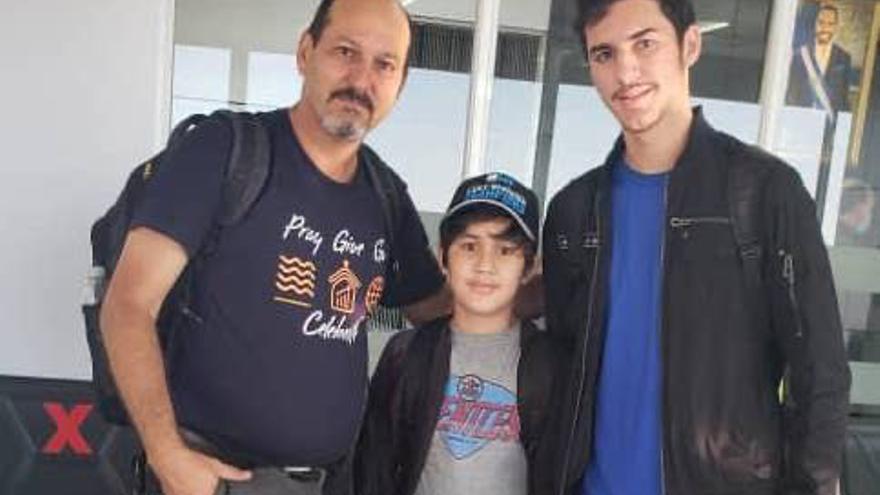 El pastor Carlos Sebastián Hernández Armas junto a sus hijos Carlos y Enoc, de 17 y 10 años, respectivamente, se encuentran varados desde el aeropuerto de San Salvador. (14ymedio)
