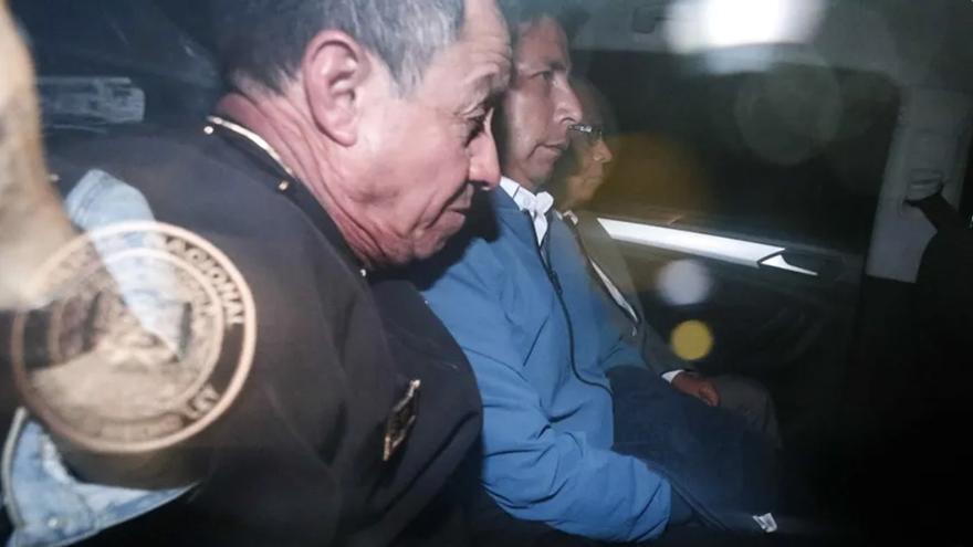 Pedro Castillo, esposado, sale detenido en un vehículo policial de la Prefectura de Lima. (EFE/ Renato Pajuelo)