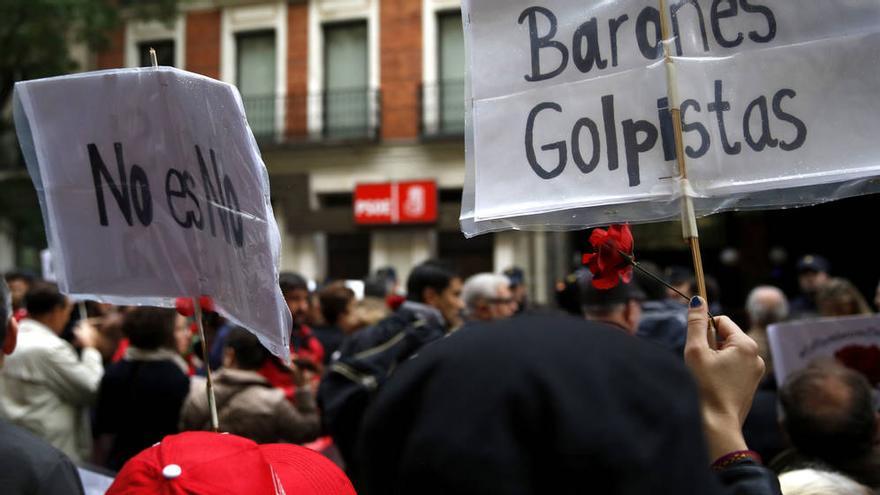 Centenares de personas frente la sede del PSOE para pedir que el comité federal no se pronuncie a favor de una abstención que facilite la investidura de Rajoy. (EFE)