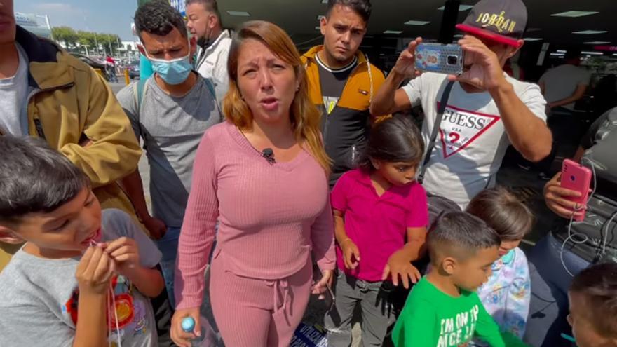 Varios grupos de venezolanos sin dinero han tenido que dormir en la Central Camionera del Norte, una terminal ubicada en la Ciudad de México. (Captura)  
