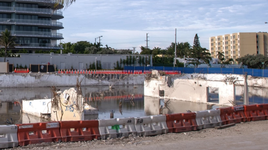 La zona donde estaba el complejo de apartamentos Champlain Towers, cuya mitad colapsó y la otra fue derrumbada, en la ciudad de Surfside, Florida, en una fotografía de archivo. (EFE/Giorgio Viera)