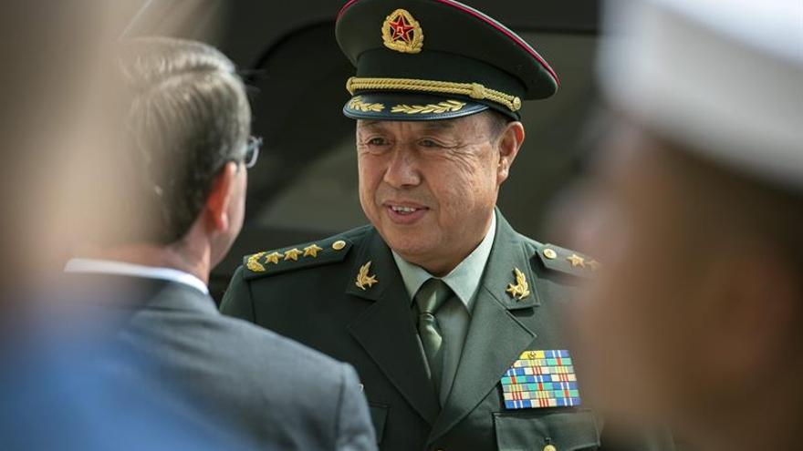 Fan Changlong, vicepresidente de la Comisión Militar Central de China, recibido por el secretario de Defensa de EE UU, Ashton Carter. (EFE)