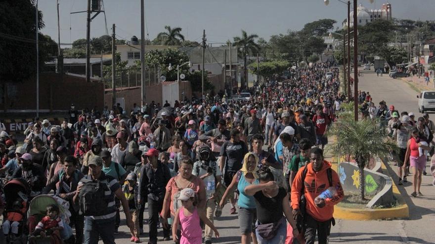 La caravana de migrantes durante su caminata este sábado, en el municipio de Tonalá, en el estado de Chiapas (México). (EFE/Juan Manuel Blanco)