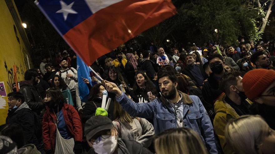 La nueva norma declara a Chile un Estado social de derecho, frente al Estado secundario del texto actual, y consagra derechos como salud pública y universal, educación gratuita y acceso a la vivienda y al agua. (EFE)