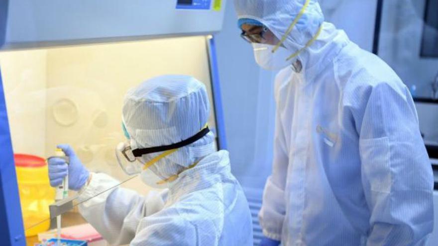 China, EE UU y la UE intentan hacerse con la vacuna contra el coronavirus a toda máquina, aunque tardará más de lo deseado por los ensayos. (EFE)