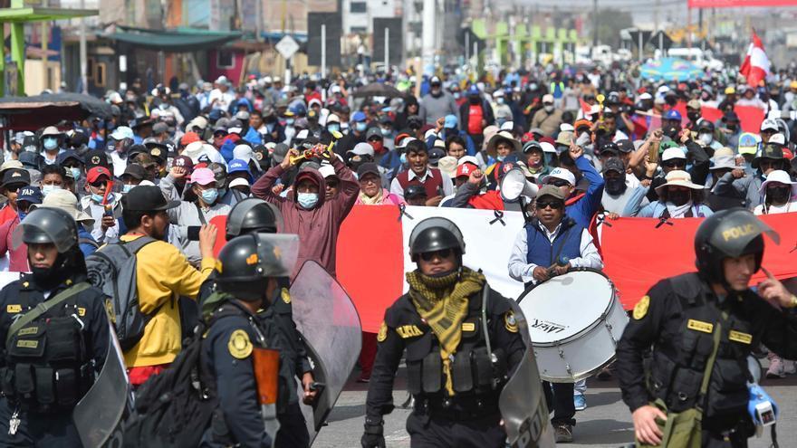 Cientos de personas se concentraron en plazas del centro de Lima e intentaron marchar hacia el Congreso. (EFE)