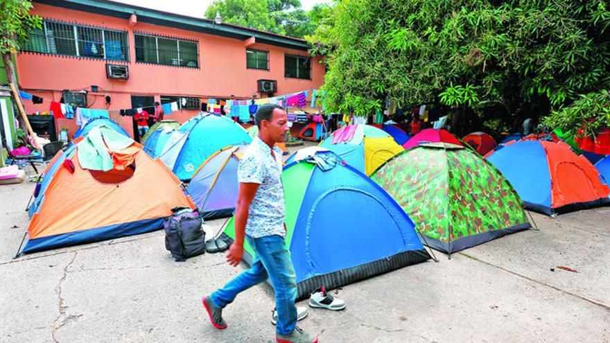 Cientos de cubanos pernoctan en carpas a las afueras de las instalaciones de Cáritas Panamá que apenas dan abasto para acoger a los varados. (La Prensa)