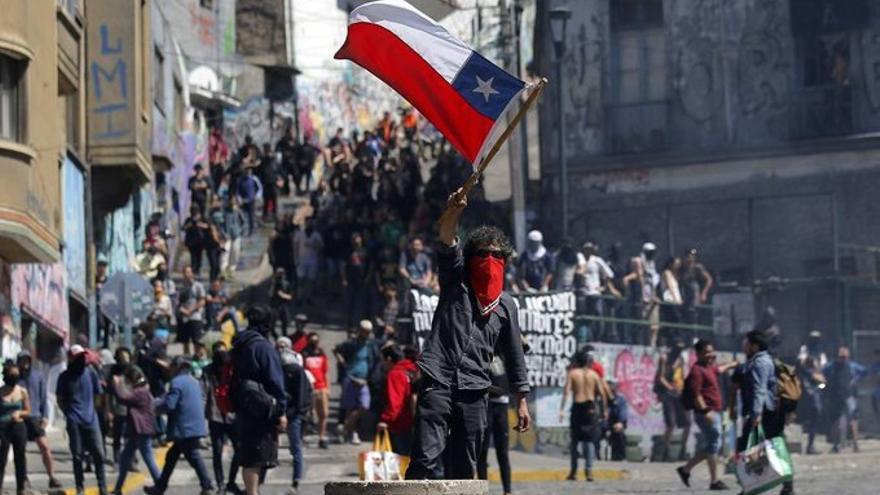 Cientos de miles de personas siguen manifestándose en Chile contra el presidente Piñera. (EFE)