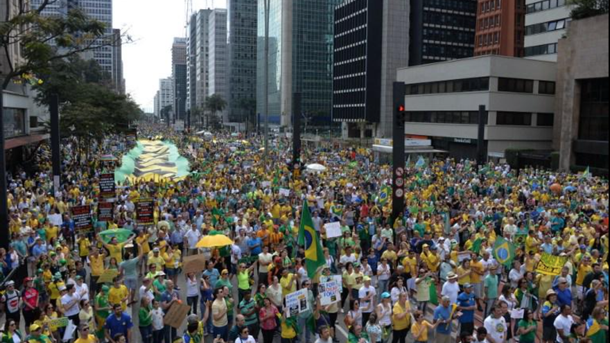Cientos de miles de manifestantes salen a las calles de Brasil para protestar en contra de la corrupción. (Twitter/Telenoticias)