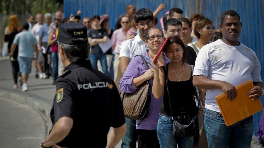 Ciudadanos extranjeros en España haciendo cola en una comisaría de Policía. (Captura/RTVE)