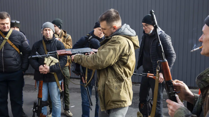 Civiles ucranianos se preparan para defender la capital Kiev, ante la invasión rusa. (EFE)
