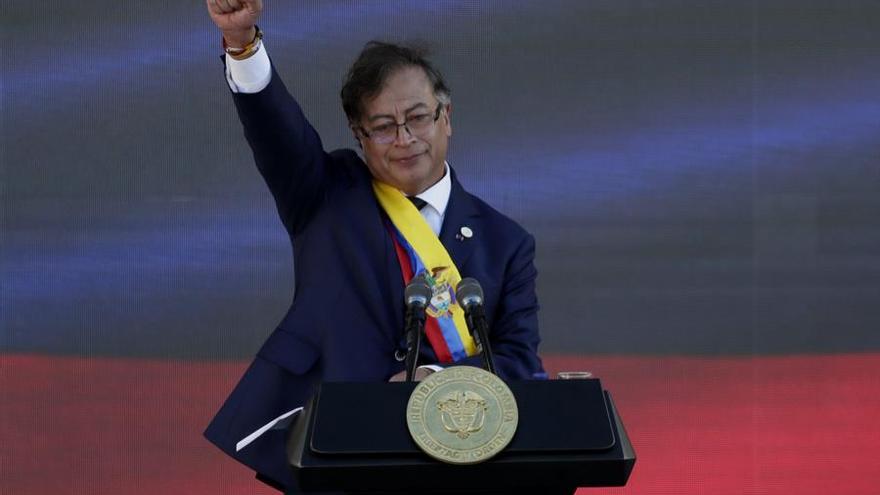 El presidente de Colombia, Gustavo Petro, luego de pronunciar su discurso de investidura este domingo, en la Plaza Bolívar de Bogotá. (EFE/Carlos Ortega)