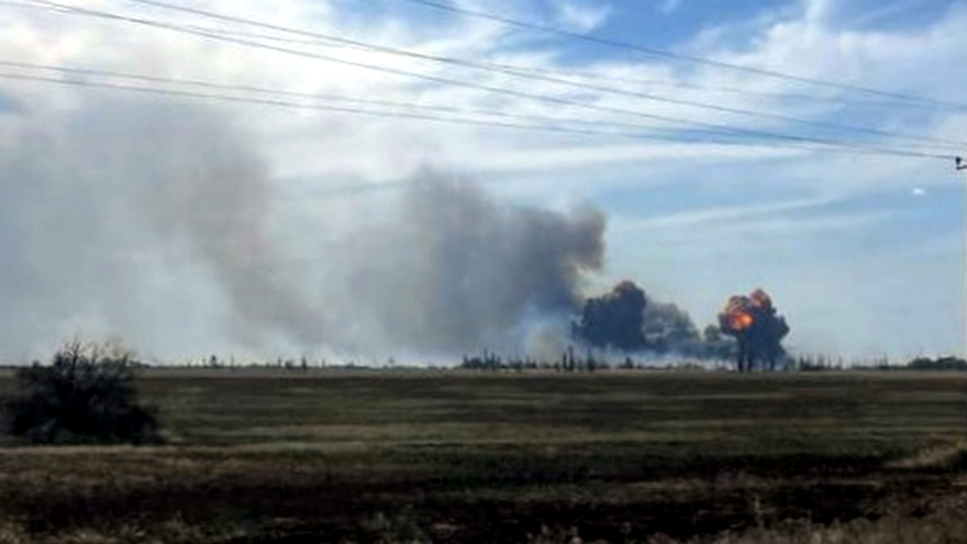 Columnas de humo sobre el aeródromo militar de Novofedorovka, en la región de Saki, en la península de Crimea, donde el martes hubo cuatro explosiones que han causado al menos un muerto. (Oficina de prensa del Gobierno de Crimea / EFE/EPA)