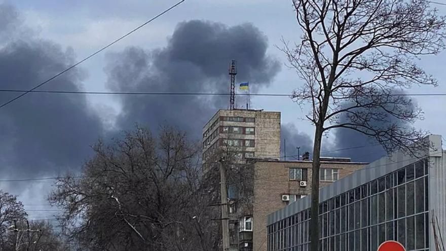 Columnas de humo salen de una zona residencial en Mariúpol, donde este domingo se denuncia un ataque contra una escuela. (EFE)
