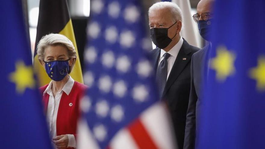La presidenta de la Comisión Europea, Ursula von der Leyen y el presidente estadounidense, Joe Biden, junto al presidente del Consejo Europeo, Charles Michel, en una imagen de archivo. (EFE/EPA/Olivier Hoslet)
