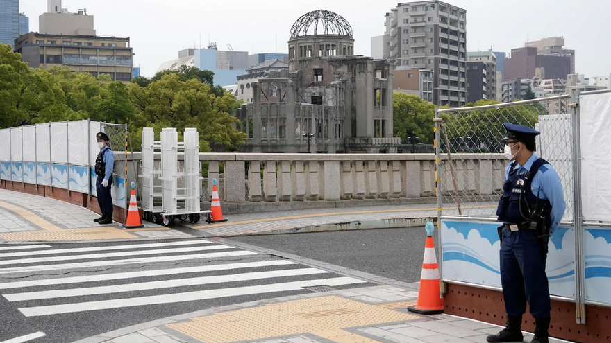  La policía controla el acceso al Parque Conmemorativo de la Paz de Hiroshima, con el Domo de la Bomba Atómica al fondo, antes de la cumbre del G7, en Hiroshima, Japón, este jueves. (EFE/EPA/Franck Robichon)
