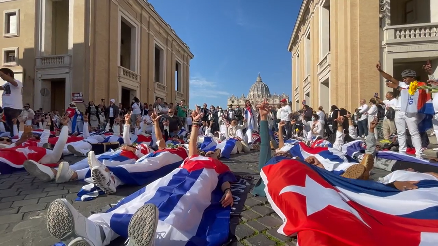 Convocados por el presentador e influencer cubano Alex Otaola muchos llegaron vestidos de blanco y cubiertos con la bandera nacional. (Captura)