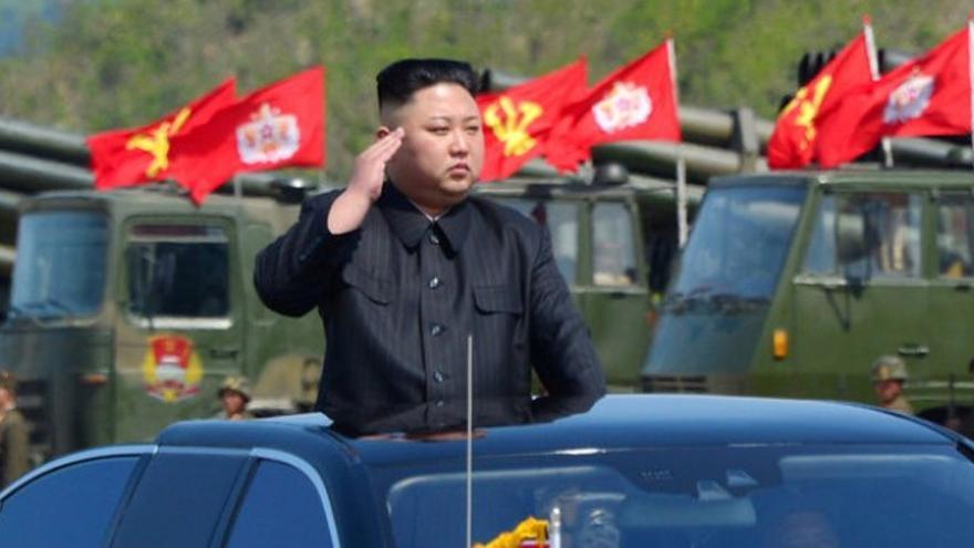 El líder de Corea del Norte, Kim Jong-un pasando revista a sus tropas. (EFE)