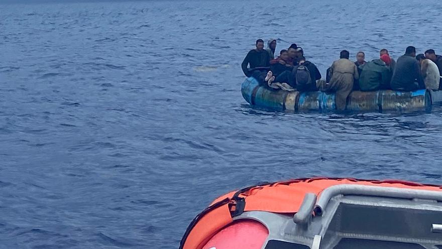 Un grupo de balseros cubanos interceptados por la Guardia Costera de EE UU antes de llegar a los Cayos de Florida. (Twitter/@USCGSoutheast)