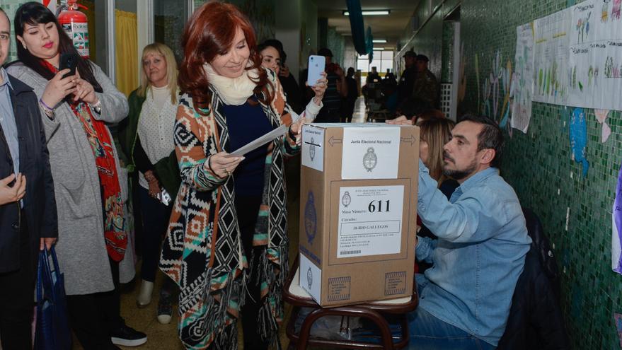 Cristina Fernández esperó su turno para votar en una escuela de la ciudad de Río Gallegos, cuna del kirchnerismo. (EFE)