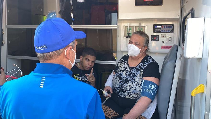 Tres de los cubanos que eran transportados en la caja de un tráiler tuvieron que ser atendidos por paramédicos de la Cruz Roja. (Facebook/CR Noticias Monclova)