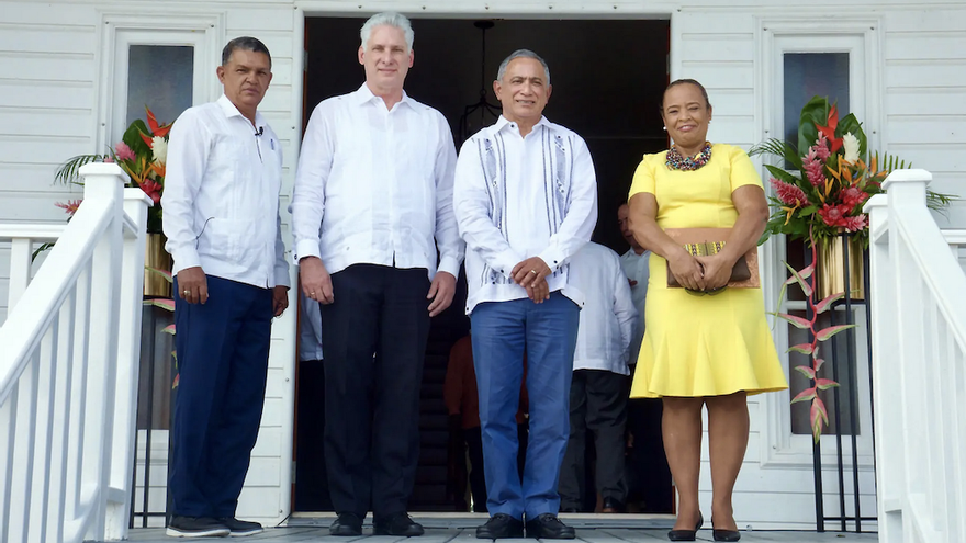 El mandatario de Cuba, Miguel Díaz-Canel (2-i), posa con el primer ministro de Belice, John Briceño (c), en Belmopán (Belice). (EFE/Alejandro Azcuy/ Presidencia de Cuba)
