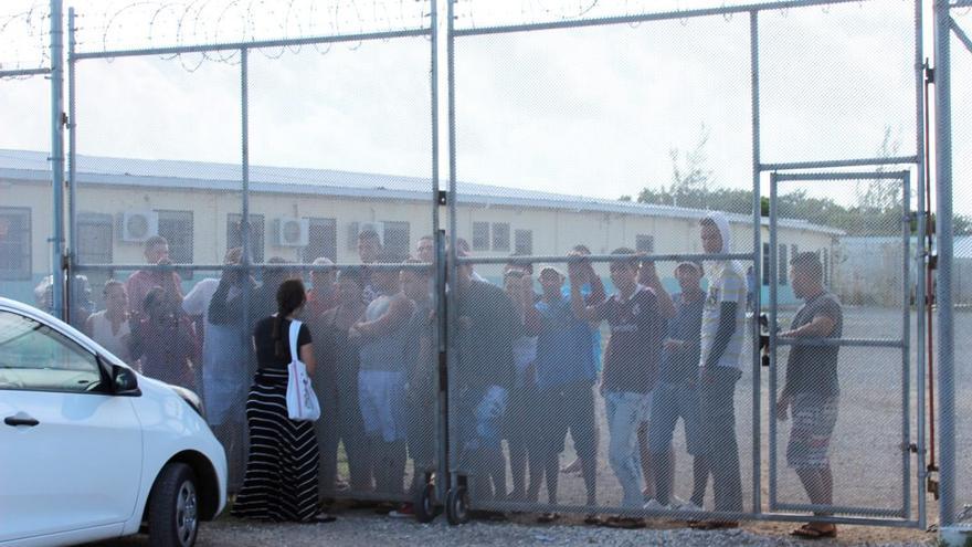 Cubanos en el centro de detención de Fairbanks, en Islas Caimán. (Archivo/caymancompass.com)