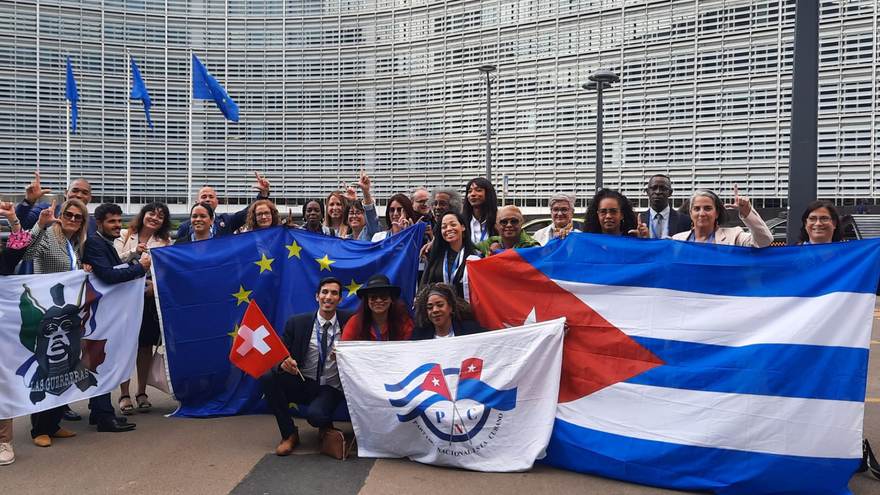 Cubanos en la entrada del Parlamento Europeo, en su sede de Bruselas. (@BelgoCuba)